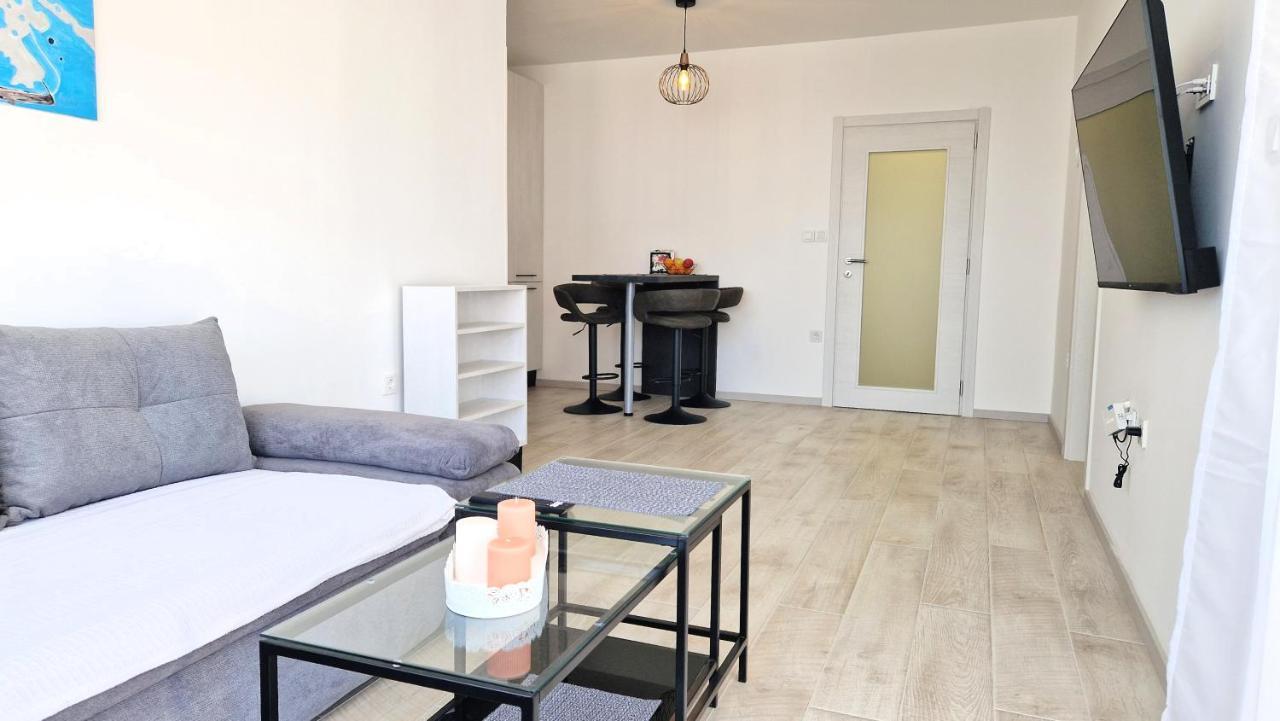 Apartment Lana Krk Town Eksteriør billede